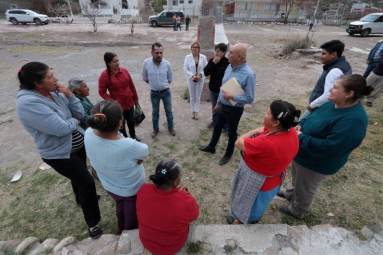 A escena actores de la Compañía de Teatro Campesino de Saltillo