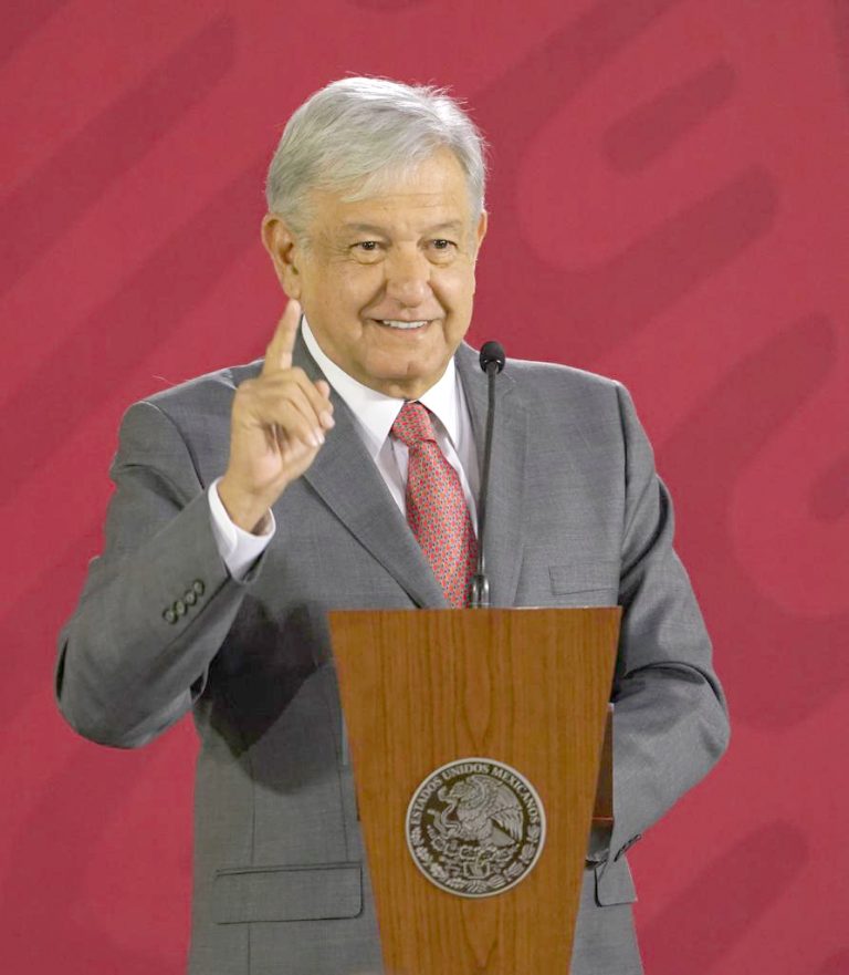 AMLO promete aumento de sueldo a trabajadores del Gobierno que ganan hasta 20 mil pesos