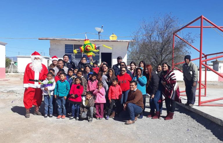 Comparten universitarios alegría con habitantes del Ejido Acámbaro, en Castaños