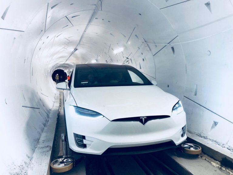 Elon Musk presentó su primer túnel subterráneo de transporte de alta velocidad en LA