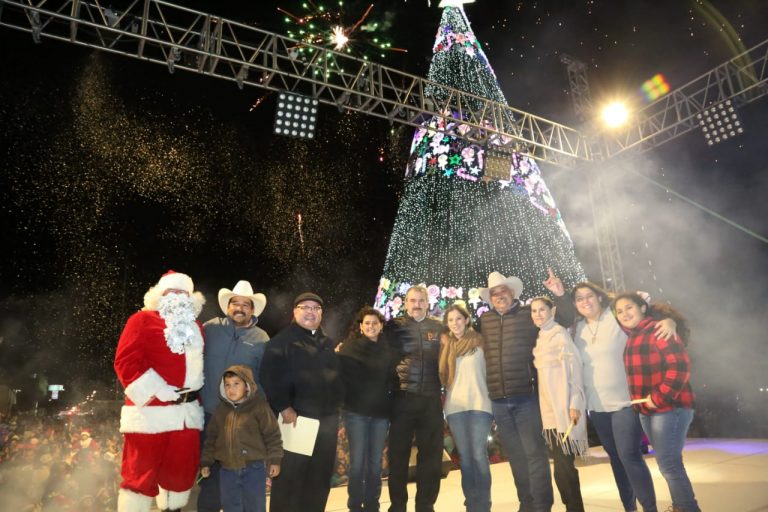 Enciende Sabinas pino y espíritu navideño