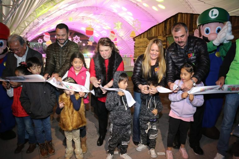 Familias de Ramos Arizpe patinan sobre el hielo de “Luz y Magia”