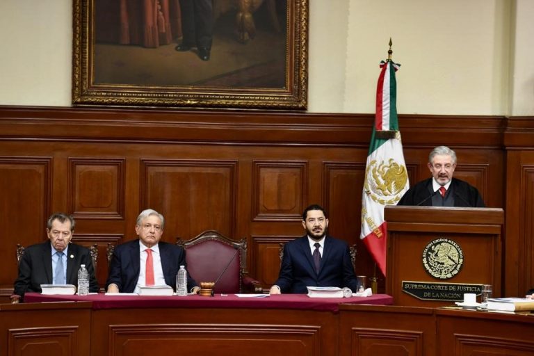 Frente a AMLO, Corte llama a defender su «independencia real y absoluta»