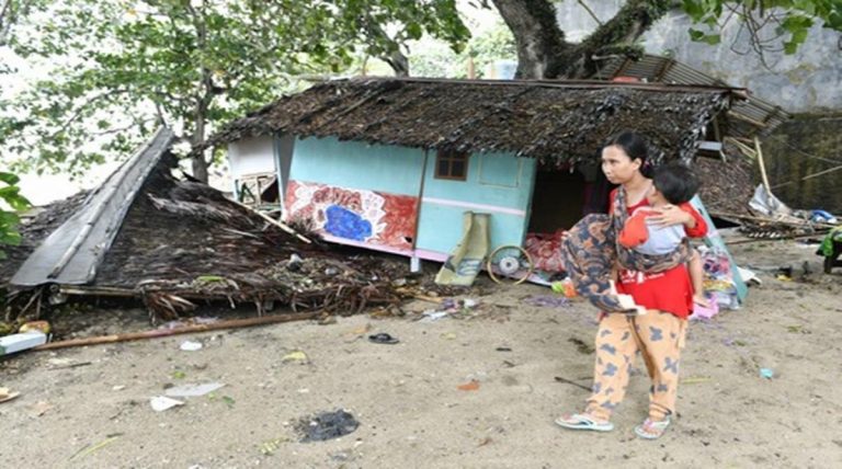 Tsunami deja 222 muertos y más de 800 heridos en Indonesia