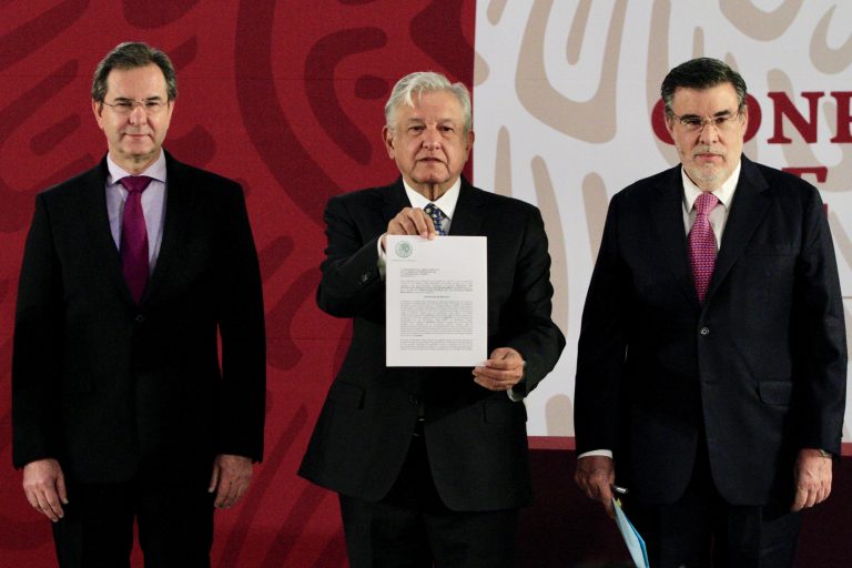 López Obrador firma iniciativa para derogar reforma educativa