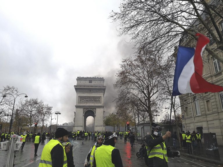 Macron arresta a mil 385 en Francia