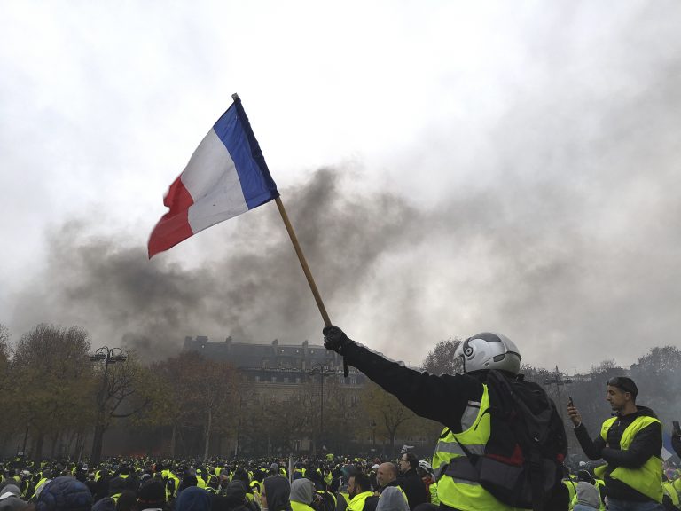 ‘Chalecos amarillos’ rompen cerco y causan disturbios en toda Francia