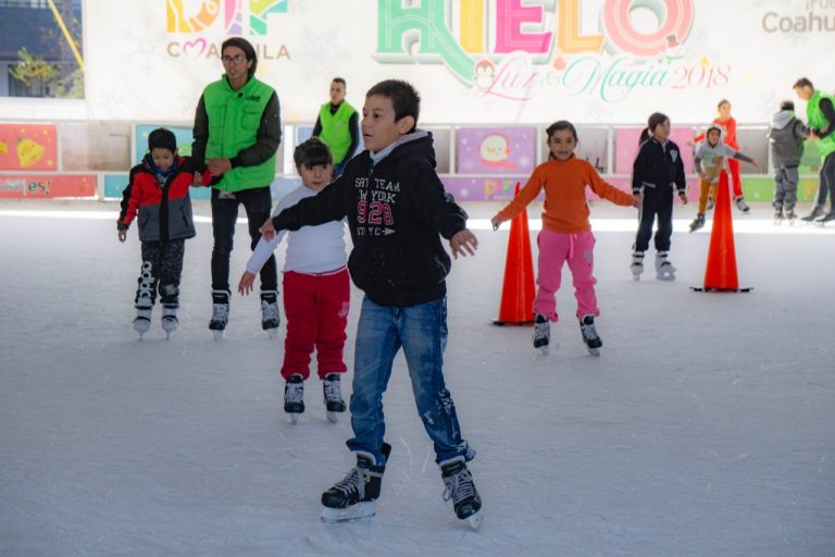 Más de 10 mil han disfrutado la pista de hielo en la Laguna