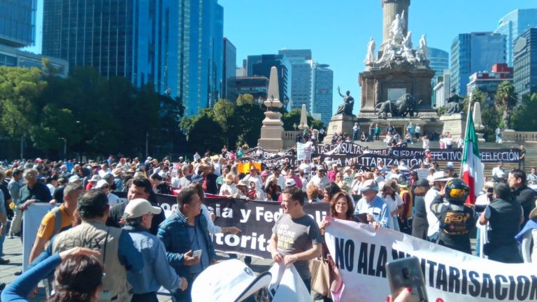 Realizan primera marcha contra AMLO