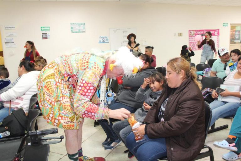 Visita Patch Adams a pacientes del Hospital General de Saltillo