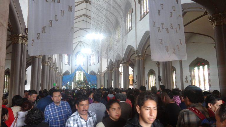 Visitan miles de saltillenses el Santuario de la Virgen de Guadalupe