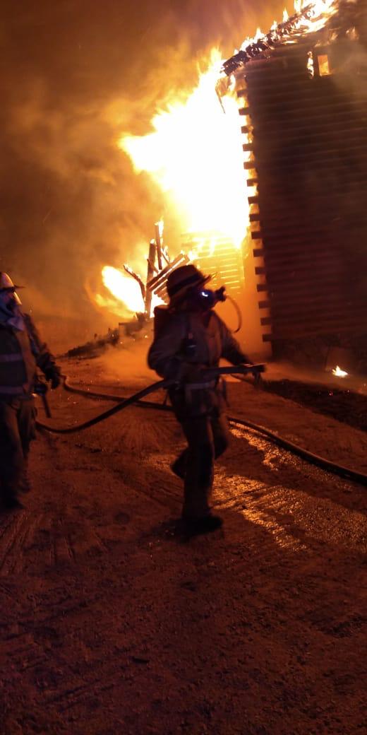 Voraz incendio consume una cabaña en Arteaga