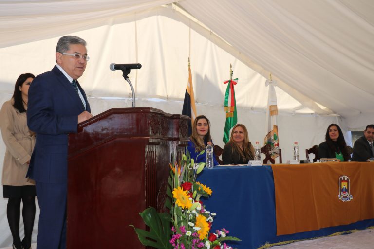 Entrega Rector Pergamino de la Creación de la Escuela de Psicología Unidad Torreón