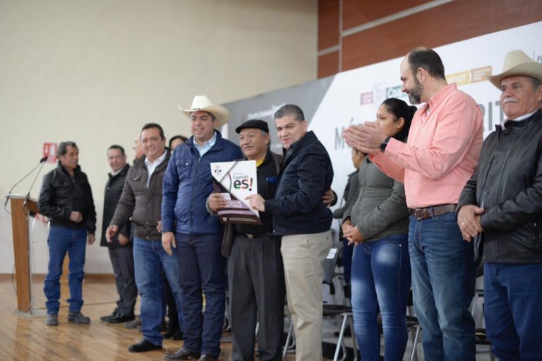 Entrega gobernador escrituras a familias de la región centro de Coahuila