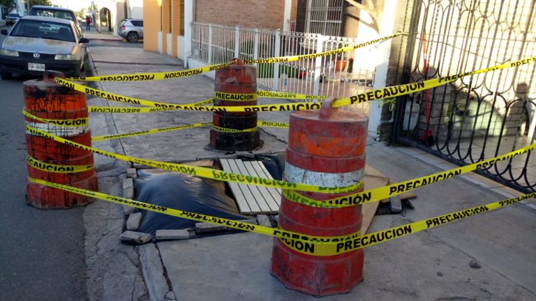 Se abre socavón en la calle Nava, joven resulta con lesiones al caer en él