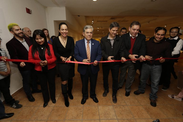 Inaugura rector de la UA de C exposición «Desierto Complejo»