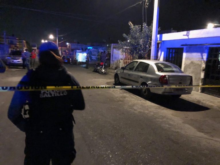 Mujer encuentra a su vecino ahorcado en Saltillo