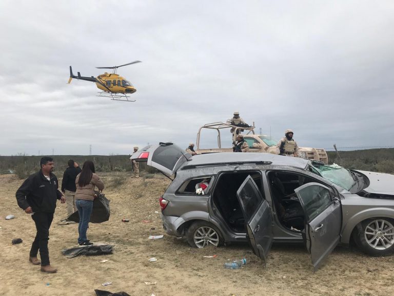 Auxilian a familia accidentada en carretera en Piedras Negras