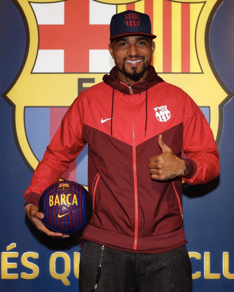 Boateng gana la carrera a Vela y llega al Barça