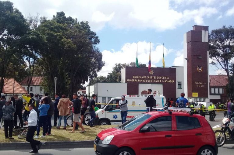 Carro bomba en Bogotá deja al menos 8 muertos y 23 heridos al explotar junto a una escuela de policía