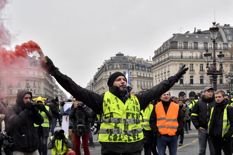 ‘Chalecos amarillos’ protestan en Francia; manifestante pierde mano