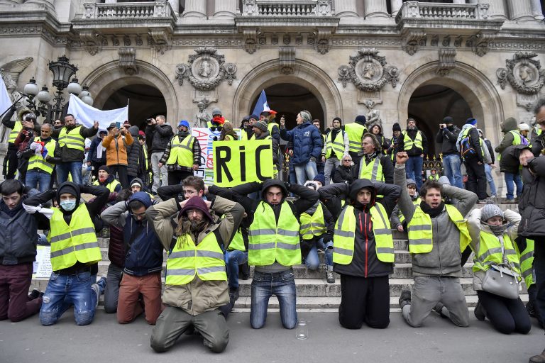 ‘Chalecos amarillos’ desafían a Macron con más protestas