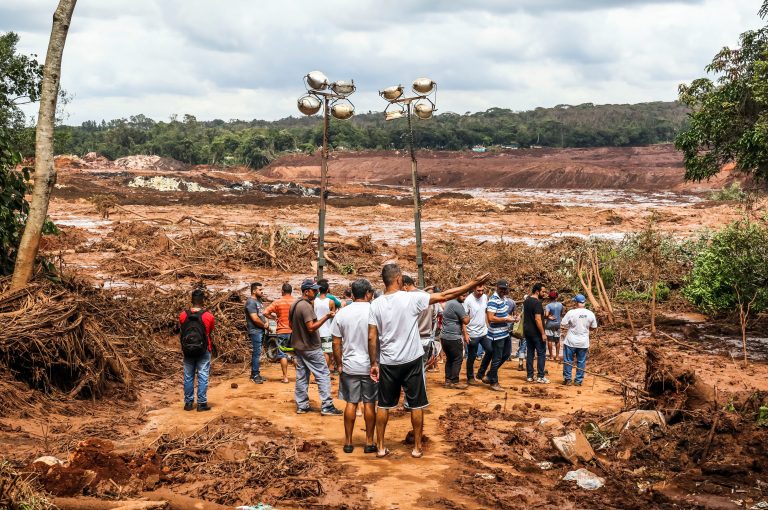 Suman 115 muertos por derrumbe de presa en Brasil