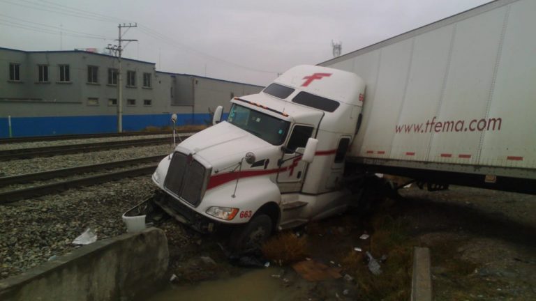 Intenta ganarle el paso al tren y es embestido