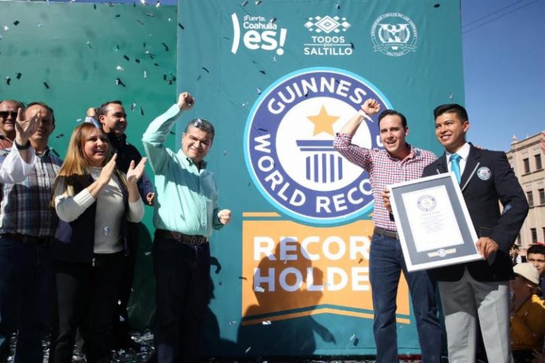 Impone Saltillo récord Guinness con la rosca de Reyes más grande del mundo