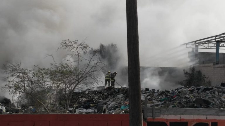 Incendio arrasa con recicladora en Saltillo