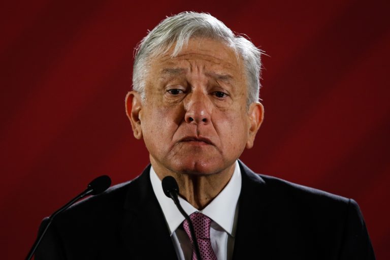 López Obrador niega reducción en importación de gasolina de EU