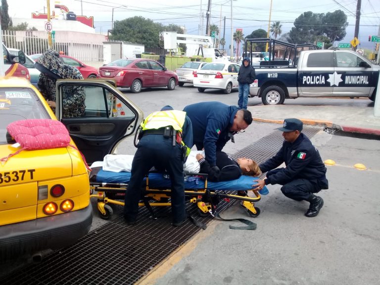 Recibe policía a bebé que nació a bordo de taxi en Saltillo