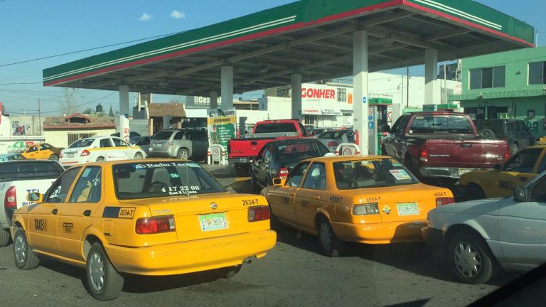 Pega también cierre de autopista en abasto de gasolina