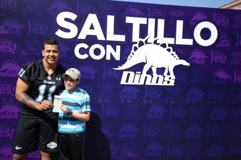 Disfrutan familias saltillenses con jugadores de los Dinos