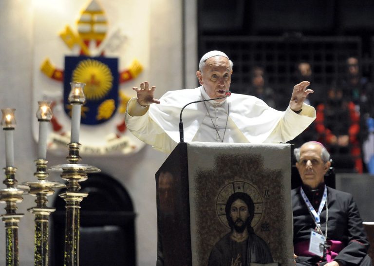 Papa Francisco pide acelerar distribución de vacunas contra COVID-19 en Domingo de Resurrección