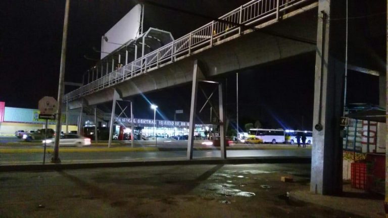 Rescatan a una adolescente que intentaba lanzarse de un puente en Saltillo