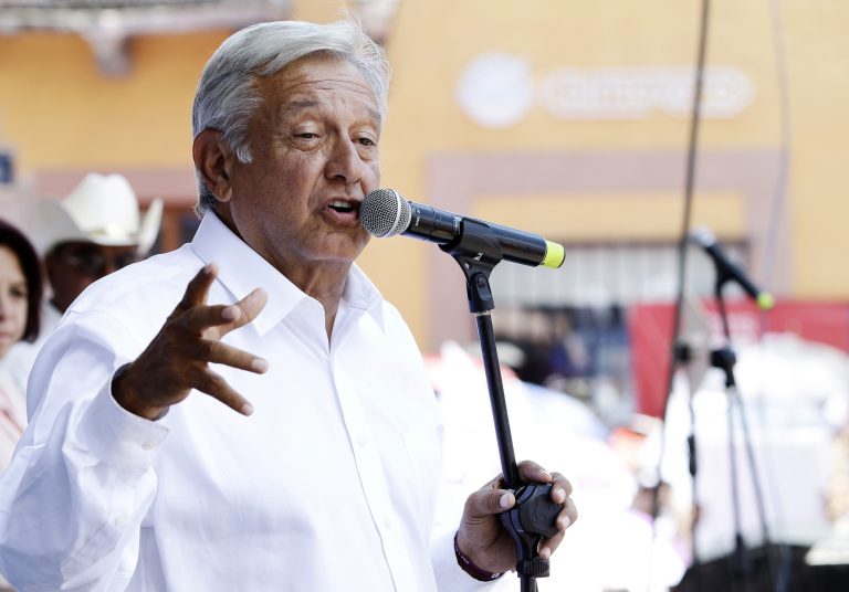 López Obrador hace votación a mano alzada para respaldar Tren Transístmico en el Istmo