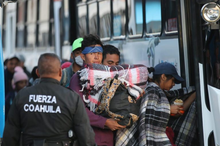 Asegura Estado traslado de 1,700 migrantes de Saltillo a Piedras Negras