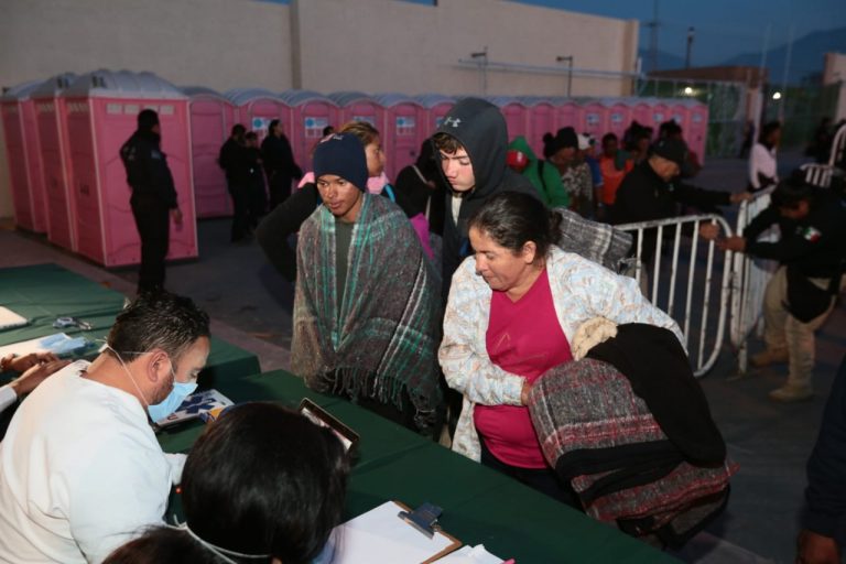 Atienden a caravana de migrantes en Coahuila