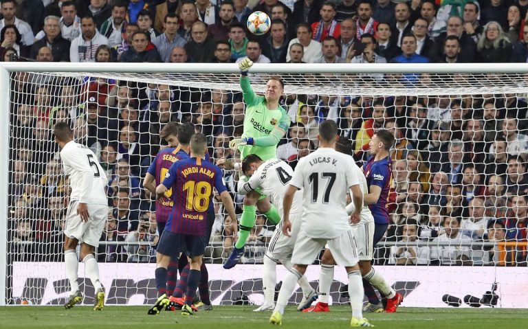 Barcelona golea y elimina al Real Madrid en el Bernabéu