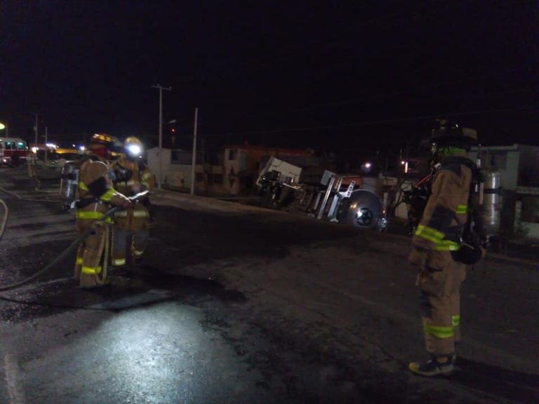 Evacúan vecinos tras volcadura de pipa