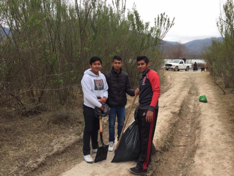 Jóvenes apoyan en la limpieza de la presa Palo Blanco