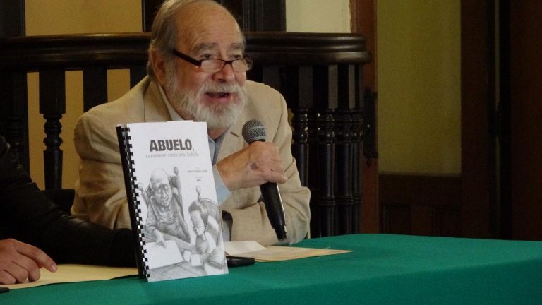 Presenta IMCS versión en braille del libro Abuelo, cuéntame cómo era Saltillo