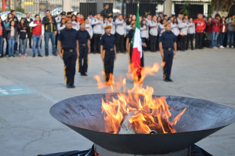 Realizan incineración y reposición de bandera en la UA de C