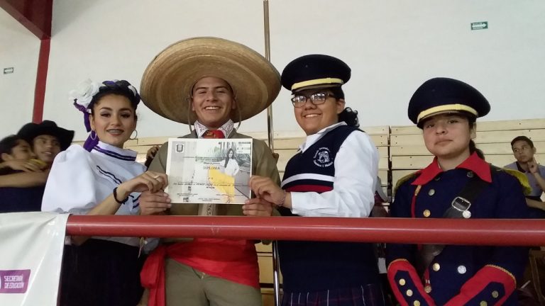 Realizan concurso de escoltas y bailes folclóricos