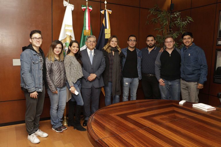 Se reúne Rector con estudiantes que asistirán a la Conferencia de Liderazgo Estudiantil Hatton W. Sumners en Austin Texas