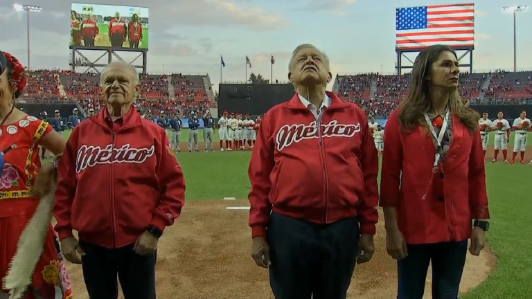 AMLO abre el estadio Harp Helú