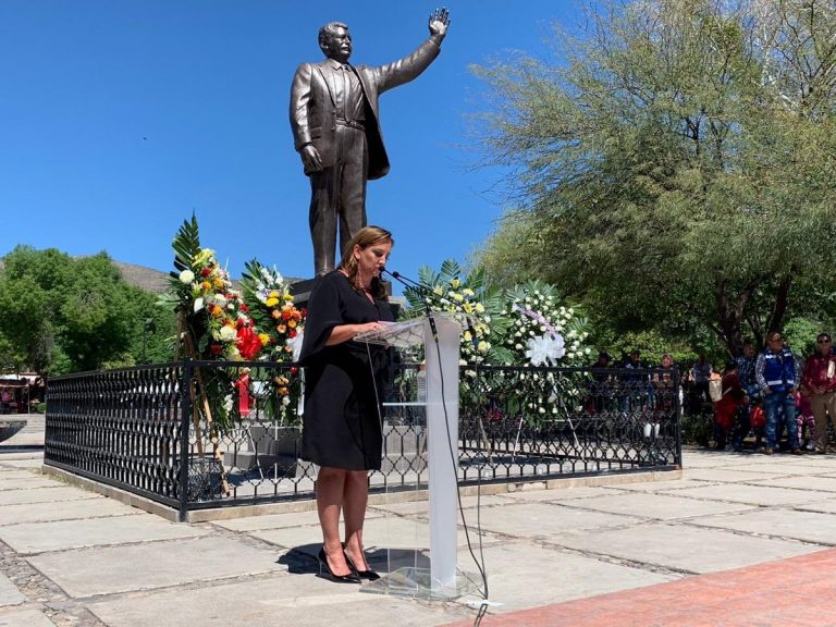 Claudia Ruiz Massieu coloca ofrenda floral en mausoleo de Luis Donaldo Colosio