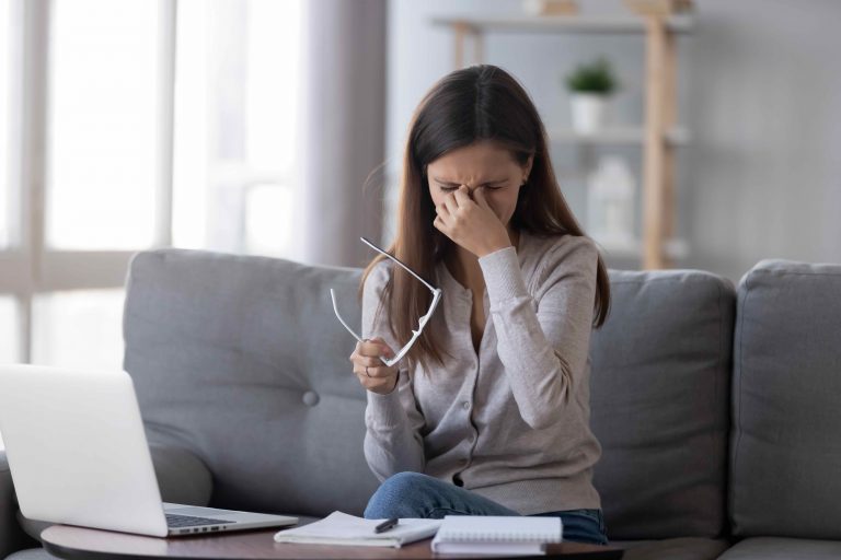 La sensibilidad a la luz y la fatiga visual digital afectan el rendimiento en el lugar de trabajo