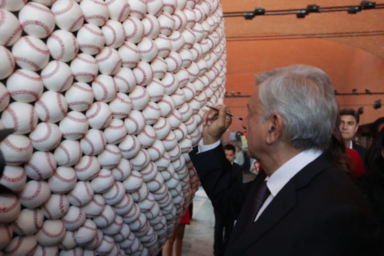 AMLO anuncia apoyo de 500 mdp este año para béisbol, caminata y boxeo